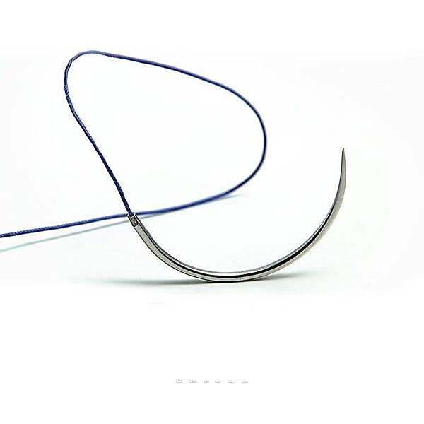 Fils de sutures résorbables bout triangle et bout rond